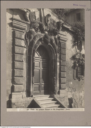 Vorderseite von Bibliotheca Hertziana [https://www.deutsche-digitale-bibliothek.de/content/lizenzen/rv-fz/] Gartenfassade mit Mascherone (Höllenmaul)Maskenportal (Mascherone) - ohne Seitenbepflanzung, mit Rand der Gartenmauer, bh116910_recto. Foto.