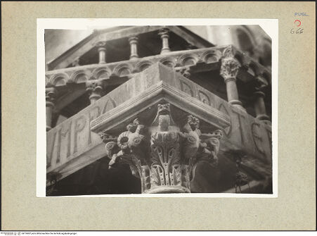 Vorderseite von Mostra arte Puglia, 1964 [https://www.deutsche-digitale-bibliothek.de/content/lizenzen/rv-ez/] Ziborium - Nordöstlisches Kapitell von Nordosten, bh116987_recto. Foto.