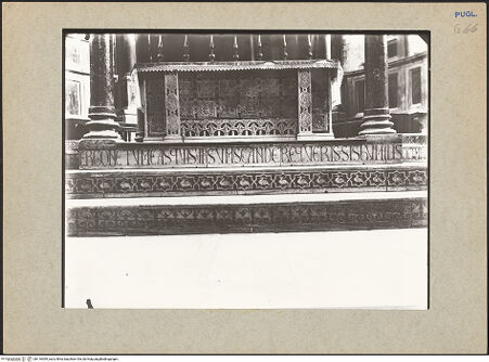 Vorderseite von Sopr. BAS BA [https://www.deutsche-digitale-bibliothek.de/content/lizenzen/rv-ez/] Mosaikfußboden des Presbyteriums - Detail der Inschrift auf der Treppe, bh116999_recto. Foto.