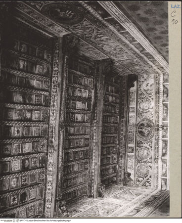 Vorderseite von Hönig, Karl Heinz (Frankfurt) [https://www.deutsche-digitale-bibliothek.de/content/lizenzen/rv-ez/] Bemalte Holzdecke mit Wappen der Orsini und Rosetten - Teilansicht mit Fries, bh117452_recto. Foto: Hönig, Karl Heinz (Frankfurt).