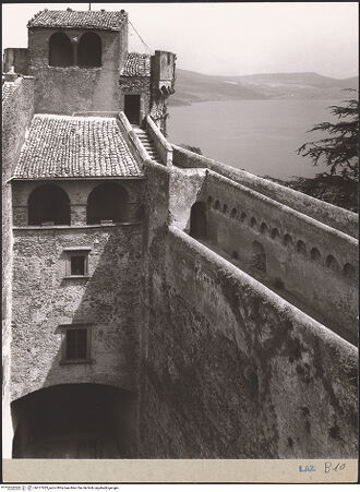 Vorderseite von Hönig, Frankfurt [https://www.deutsche-digitale-bibliothek.de/content/lizenzen/rv-ez/] Castello Orsini & Castello Orsini-OdescalchiVorhof - Rückseite des östlichen Flankierungsturms der Nordseite und offener Wehrgang, von Süden, bh117453_recto. Foto.