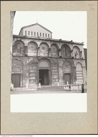 Vorderseite von Guidotti [https://www.deutsche-digitale-bibliothek.de/content/lizenzen/rv-ez/] Santa Maria de Episcopio - Fassade, bh118105_recto. Foto.