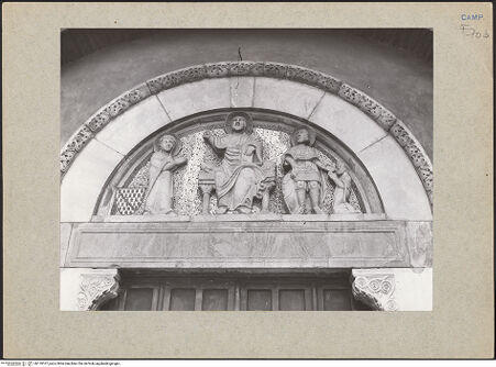 Vorderseite von Guidotti [https://www.deutsche-digitale-bibliothek.de/content/lizenzen/rv-ez/] Thronender Christus mit Maria und dem heiligen Mercurius - Tympanon, bh118107_recto. Foto: Guidotti.