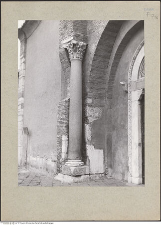 Vorderseite von Guidotti [https://www.deutsche-digitale-bibliothek.de/content/lizenzen/rv-ez/] Santa SofiaSüdwestfassade - Portal, Detail, linke Säule, bh118110_recto. Foto: Guidotti.