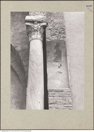 Vorderseite von Guidotti [https://www.deutsche-digitale-bibliothek.de/content/lizenzen/rv-ez/] Santa SofiaSüdwestfassade - Portal, Detail, rechte Säule, bh118112_recto. Foto: Guidotti.