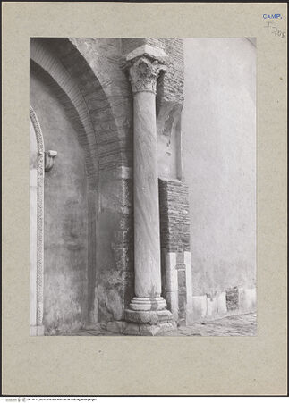 Vorderseite von Guidotti [https://www.deutsche-digitale-bibliothek.de/content/lizenzen/rv-ez/] Santa SofiaSüdwestfassade - Portal, Detail, rechte Säule, bh118113_recto. Foto: Guidotti.