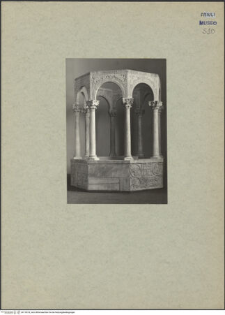 Vorderseite von Ediz. A. Bront, Cividale [https://www.deutsche-digitale-bibliothek.de/content/lizenzen/rv-ez/] Callixtus-Baptisterium (Battistero di Callisto) - Gesamtansicht, bh118318_recto. Foto: Bront, A..