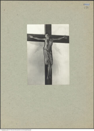 Vorderseite von Edizione A. Bront, Cividale [https://www.deutsche-digitale-bibliothek.de/content/lizenzen/rv-ez/] Kruzifix (Christus Patiens) - Gesamtansicht (von links), bh118320_recto. Foto: Bront, A..