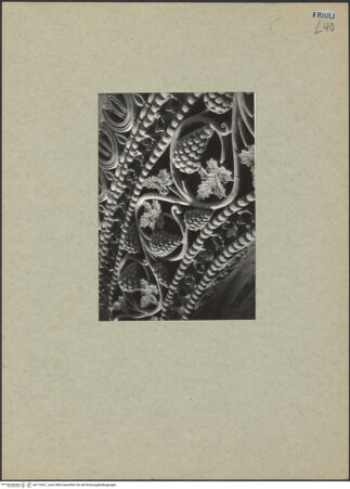 Vorderseite von Edizione A. Bront, Cividale [https://www.deutsche-digitale-bibliothek.de/content/lizenzen/rv-ez/] Dekoration der WestwandUnterer Teil: Archivolte und Türsturz - Archivolte, Detail, bh118321_recto. Foto: Bront, A..