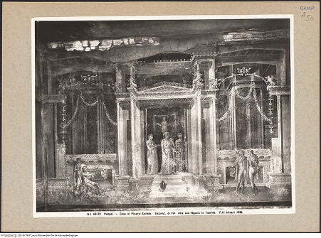 Vorderseite von Alinari [https://www.deutsche-digitale-bibliothek.de/content/lizenzen/rv-ez/] Wanddekoration des Cubiculums 3Iphigenie auf Tauris - Gesamtansicht, bh118637_recto. Foto.