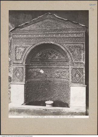 Vorderseite von Alinari [https://www.deutsche-digitale-bibliothek.de/content/lizenzen/rv-ez/] Brunnen des Viridariums - Gesamtansicht, bh118644_recto. Foto.