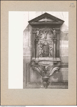 Vorderseite von Hutzel, Max [https://www.deutsche-digitale-bibliothek.de/content/lizenzen/rv-fz/] Tabernakel: Tür mit flankierenden Engeln, darüber Christus in Mandorla, im Giebel der heilige Geist - , bh119128_recto. Foto: Hutzel, Max.