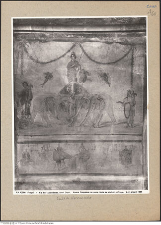 Vorderseite von Alinari [https://www.deutsche-digitale-bibliothek.de/content/lizenzen/rv-ez/] Venus Pompeiana und der Laden des Wollehändlers - Gesamtansicht, bh119785_recto. Foto.