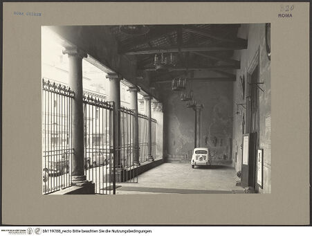 Vorderseite von Getty Research Institute? [https://www.deutsche-digitale-bibliothek.de/content/lizenzen/rv-ez/] San Lorenzo in LucinaPortikus - Innenansicht nach Osten, bh119788_recto. Foto.