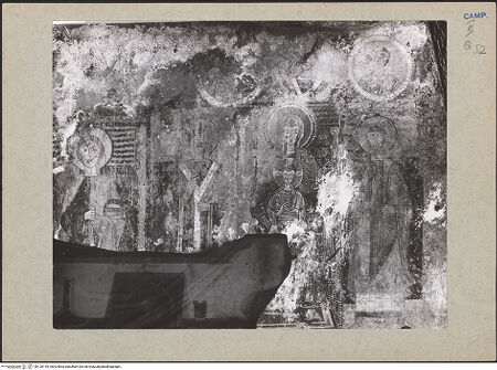 Vorderseite von Frick Art Reference Library [https://www.deutsche-digitale-bibliothek.de/content/lizenzen/rv-ez/] VotivfreskenFünf Heilige in Medaillonfeldern sowie die heiligen Margarethe und Damianus mit der Madonna - Gesamtansicht, bh120145_recto. Foto.