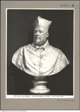 Vorderseite von Alinari [https://www.deutsche-digitale-bibliothek.de/content/lizenzen/rv-ez/] Bildnis des Kardinals Scipione Borghese - Gesamtansicht frontal/ linkes Viertelprofil, bh120578_recto. Foto.