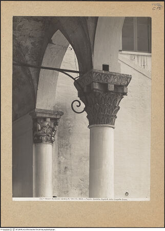 Vorderseite von Alinari [https://www.deutsche-digitale-bibliothek.de/content/lizenzen/rv-ez/] Kapitelle der LoggiaKapitelle mit Blattwerk (mittlere Säule) - Gesamtansicht, bh120698_recto. Foto.