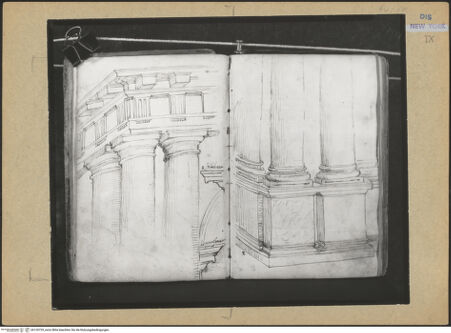Vorderseite von Mellon? [https://www.deutsche-digitale-bibliothek.de/content/lizenzen/rv-ez/] Codex Mellon (Sketchbook of Menicantonio)Gebälk und Sockelzone eines Entwurfs Bramantes für das Schutzhaus (Tegurio) über dem Petrusgrab - , bh120729_recto. Foto.