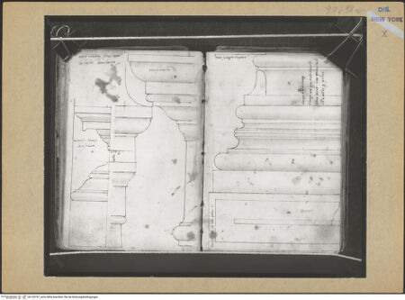 Vorderseite von Mellon? [https://www.deutsche-digitale-bibliothek.de/content/lizenzen/rv-ez/] Codex Mellon (Sketchbook of Menicantonio)Piedestal, Gebälk und Pilaster des Trajanbogens in Ancona und Kapitell und Basis der Säulen am Trajansbogen - , bh120757_recto. Foto.