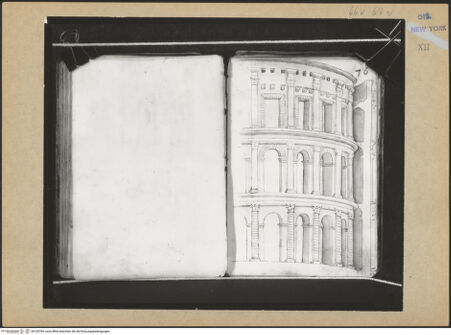Vorderseite von Mellon? [https://www.deutsche-digitale-bibliothek.de/content/lizenzen/rv-ez/] Codex Mellon (Sketchbook of Menicantonio)Recto: Aufriss des Amphitheatrum Castrense - , bh120784_recto. Foto.
