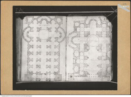 Vorderseite von Mellon? [https://www.deutsche-digitale-bibliothek.de/content/lizenzen/rv-ez/] Codex Mellon (Sketchbook of Menicantonio)Rom, Sankt Peter, Grundrisse nach Raffael - , bh120790_recto. Foto.