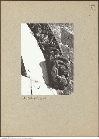 Vorderseite von Bibliotheca Hertziana [https://www.deutsche-digitale-bibliothek.de/content/lizenzen/rv-fz/] Archivolte des Hauptportals - Rechte Seite und rechte Konsole, bh120825_recto. Foto.