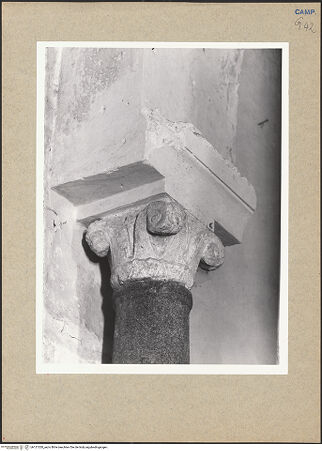 Vorderseite von Bibliotheca Hertziana [https://www.deutsche-digitale-bibliothek.de/content/lizenzen/rv-fz/] KapitelleMittelschiff, Nordarkade, erstes Kapitell - Erstes Kapitell von Westen zum nördlichen Seitenschiff, bh121020_recto. Foto: Mörsch.