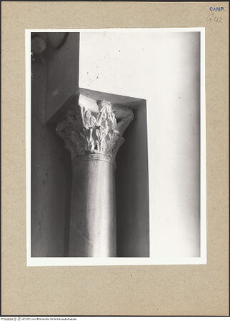 Vorderseite von Bibliotheca Hertziana [https://www.deutsche-digitale-bibliothek.de/content/lizenzen/rv-fz/] KapitelleKapitell der Apsis, links - Apsis, Säule links, bh121021_recto. Foto: Mörsch.