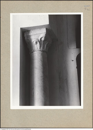 Vorderseite von Bibliotheca Hertziana [https://www.deutsche-digitale-bibliothek.de/content/lizenzen/rv-fz/] KapitelleKapitell der Apsis, rechts - Apsis, Säule rechts, bh121022_recto. Foto: Mörsch.