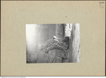 Vorderseite von Bibliotheca Hertziana [https://www.deutsche-digitale-bibliothek.de/content/lizenzen/rv-fz/] Kapitelle der Vierung und des QuerhausesKapitell des Nordquerhausarms - Gesamtansicht, bh121063_recto. Foto.