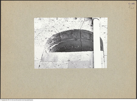 Vorderseite von Bibliotheca Hertziana [https://www.deutsche-digitale-bibliothek.de/content/lizenzen/rv-fz/] Chiesa dei Cappuccini (ex Chiesa dei Gesuiti)Nordfassade - Fenster mit romanischer Dekoration, bh121265_recto. Foto.