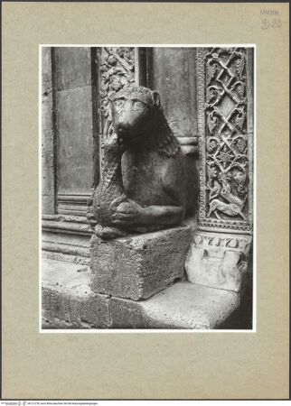 Vorderseite von ICCD [https://www.deutsche-digitale-bibliothek.de/content/lizenzen/rv-ez/] SeitenportalLinker Portallöwe - Gesamtansicht von schräg rechts, bh121278_recto. Foto.