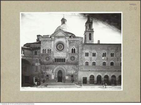 Vorderseite von ICCD [https://www.deutsche-digitale-bibliothek.de/content/lizenzen/rv-ez/] San FelicianoSüdwestliche Querhausfassade - Gesamtansicht mit Campanile und Palazzo delle Canoniche, von Südwesten, bh121287_recto. Foto.