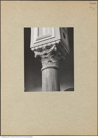 Vorderseite von Bibliotheca Hertziana [https://www.deutsche-digitale-bibliothek.de/content/lizenzen/rv-fz/] KapitelleDrittes Kapitell rechts - Gesamtansicht, bh121298_recto. Foto.