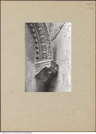 Vorderseite von Bibliotheca Hertziana [https://www.deutsche-digitale-bibliothek.de/content/lizenzen/rv-fz/] Rechtes Fenster der Mittelapsis - Rechte Konsole, bh121299_recto. Foto.