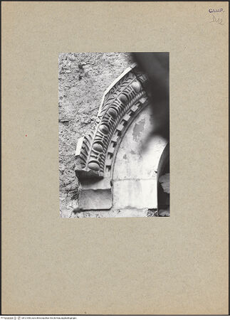 Vorderseite von Bibliotheca Hertziana [https://www.deutsche-digitale-bibliothek.de/content/lizenzen/rv-fz/] Linkes Fenster der Mittelapsis - Detail, bh121300_recto. Foto.