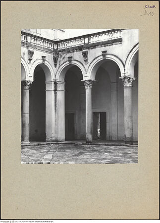Vorderseite von Bibliotheca Hertziana [https://www.deutsche-digitale-bibliothek.de/content/lizenzen/rv-fz/] Duomo - Nordöstliche Ecke, bh121310_recto. Foto.