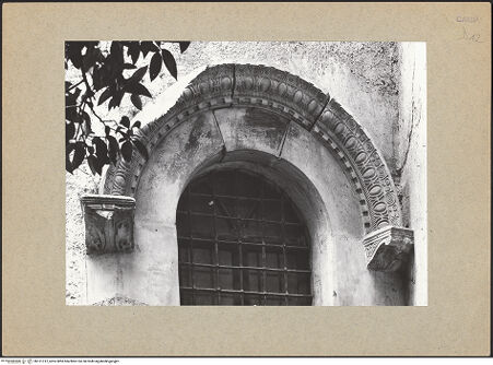 Vorderseite von Bibliotheca Hertziana [https://www.deutsche-digitale-bibliothek.de/content/lizenzen/rv-fz/] Rechtes Fenster der Mittelapsis - Teilansicht, bh121312_recto. Foto.