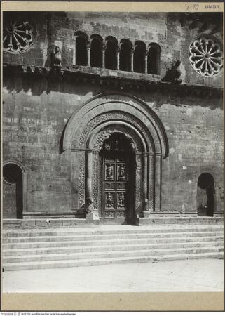 Vorderseite von ICCD [https://www.deutsche-digitale-bibliothek.de/content/lizenzen/rv-ez/] San FelicianoSüdwestliche Querhausfassade - Mittelachse, Teilansicht mit Portal und Rundbogengalerie, bh121780_recto. Foto.