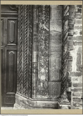 Vorderseite von ICCD [https://www.deutsche-digitale-bibliothek.de/content/lizenzen/rv-ez/] Rechtes Gewände, unterer Bereich, bh121787_recto. Foto.