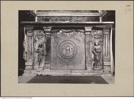 Vorderseite von Sopr. BAS ROMA [https://www.deutsche-digitale-bibliothek.de/content/lizenzen/rv-ez/] Grabmal für Giovanni Battista d'Aste - Gesamtansicht mit dem gemalten Porträt des Verstorbenen, bh122260_recto. Foto.