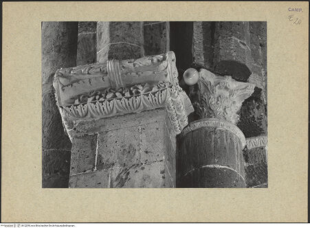 Vorderseite von Bibliotheca Hertziana [https://www.deutsche-digitale-bibliothek.de/content/lizenzen/rv-fz/] Kapitelle der Vierung und des QuerhausesKapitell der Vierung - Gesamtansicht, bh122540_recto. Foto.