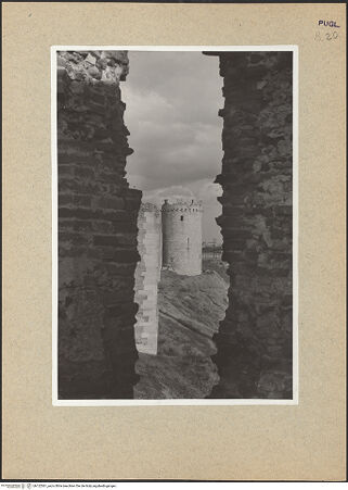 Vorderseite von Bibliotheca Hertziana [https://www.deutsche-digitale-bibliothek.de/content/lizenzen/rv-fz/] Fortezza AngioinaTorre della Leonessa - Torre della Regina - Ansicht, bh122561_recto. Foto: Lehmann-Brockhaus, Otto.