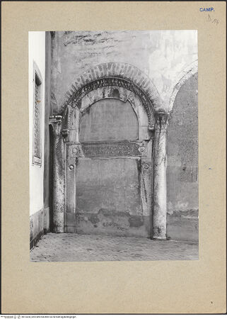 Vorderseite von Bibliotheca Hertziana [https://www.deutsche-digitale-bibliothek.de/content/lizenzen/rv-fz/] Querhausportal - Gesamtansicht, bh123260_recto. Foto.