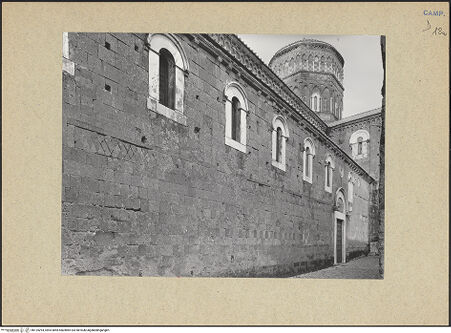 Vorderseite von Bibliotheca Hertziana [https://www.deutsche-digitale-bibliothek.de/content/lizenzen/rv-fz/] DuomoSüdfassade - Seitenansicht von Südwesten, bh124294_recto. Foto.