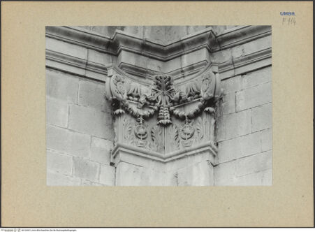 Vorderseite von Bibliotheca Hertziana [https://www.deutsche-digitale-bibliothek.de/content/lizenzen/rv-fz/] Kapitelle am AußenbauKapitell mit hängenden Voluten, zwischen den Akanthusblättern Girlanden, an denen Medaillons mit einer Vase über einer Panflöte hängen - Gesamtansicht, bh124301_recto. Foto.