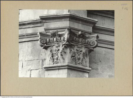 Vorderseite von Bibliotheca Hertziana [https://www.deutsche-digitale-bibliothek.de/content/lizenzen/rv-fz/] Kapitelle am AußenbauKapitell mit nach oben gerollten Voluten, zwischen den Eckblättern je zwei gekreuzte Kelche mit einem Weihrauchgefäß - Gesamtansicht, bh124303_recto. Foto.