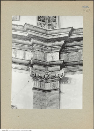 Vorderseite von Bibliotheca Hertziana [https://www.deutsche-digitale-bibliothek.de/content/lizenzen/rv-fz/] Kapitelle des Innenraums - Detail: Kapitell der oberen Pilasterordnung, bh124550_recto. Foto.