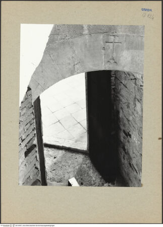 Vorderseite von Bibliotheca Hertziana [https://www.deutsche-digitale-bibliothek.de/content/lizenzen/rv-fz/] Santa Maria della ConsolazioneTreppenaufgang - Durchgang von der Treppe in die Westapsis: Travertinbogen der ehemaligen Außenwandverkleidung, bh124551_recto. Foto.