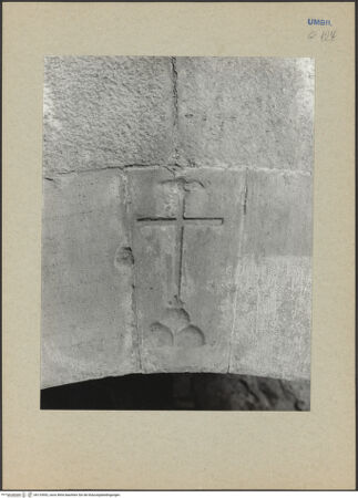 Vorderseite von Bibliotheca Hertziana [https://www.deutsche-digitale-bibliothek.de/content/lizenzen/rv-fz/] Santa Maria della ConsolazioneTreppenaufgang - Durchgang von der Treppe in die Westapsis: Travertinbogen der ehemaligen Außenwandverkleidung, Detail, bh124552_recto. Foto.